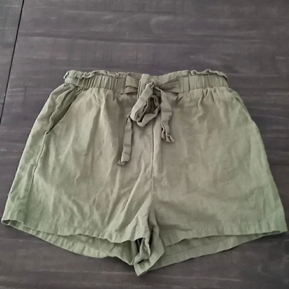 She in paper-bag shorts used forest green